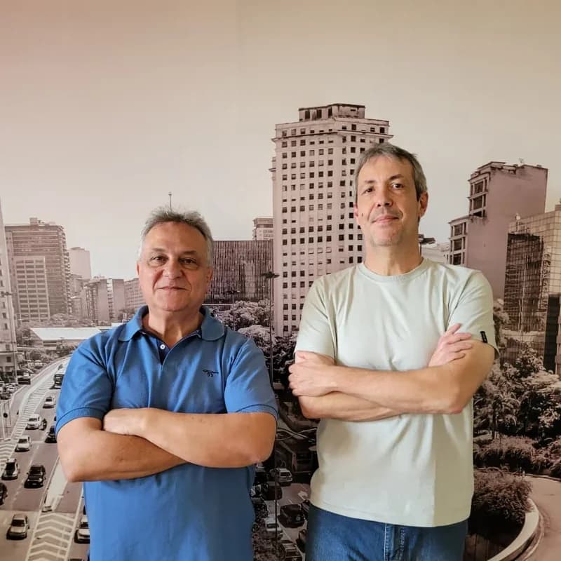 Léo Varella e Maurício Tafuri — sócios contadores da Conexão Contabilidade em São Paulo