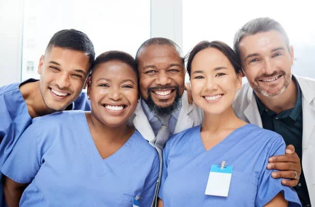 Grupo de médicos sorrindo