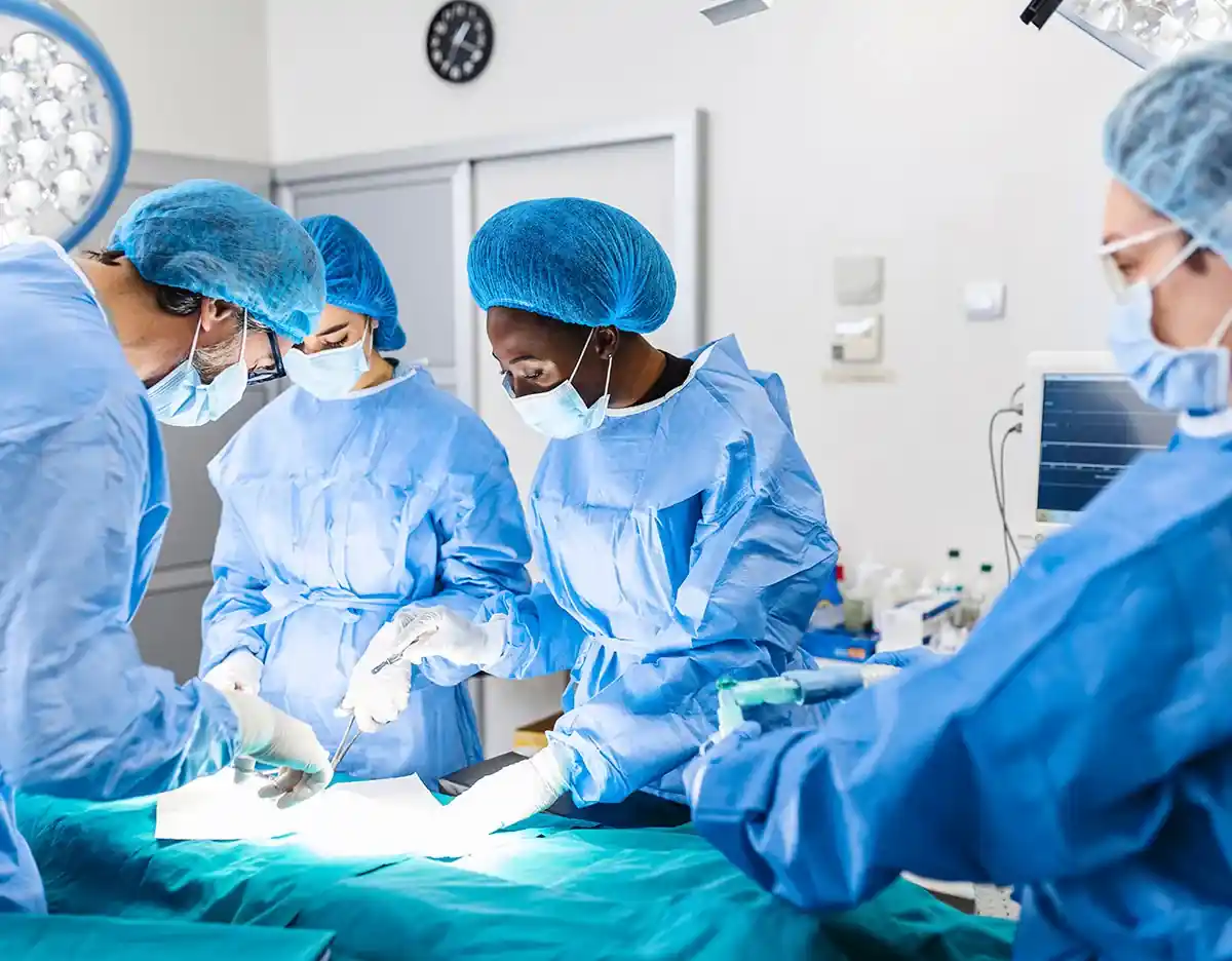 Equipe médica em centro cirúrgico